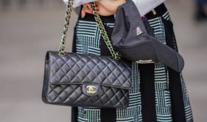 Un bolso 2.55 de Chanel en un desfile en París en junio de 2018.