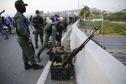 Militares en un paso elevado cercano a la base aérea de Caracas. 