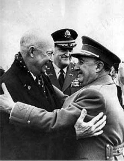 El presidente de Estados Unidos Dwight D. Eisenhower abraza a Franco a su llegada a España en 1959.