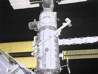 Imagen captada por una cámara del Atlantis que recoge el momento en el que se ha acoplado a la Estación Espacial Internacional.