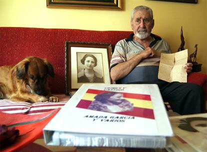 Gabriel Toimil García, en su casa del barrio de Caranza de Ferrol.