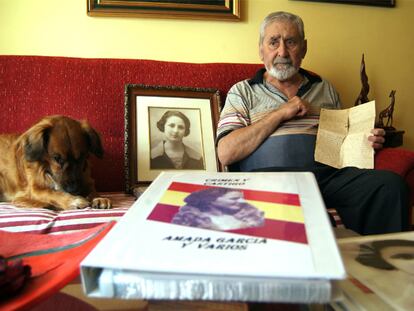 Gabriel Toimil García, en su casa del barrio de Caranza de Ferrol.