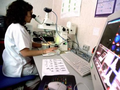 Una científica trabaja en el laboratorio. / RICARDO GUTIÉRREZ