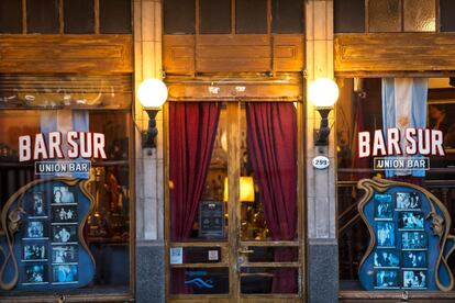 El Bar Sur, ubicado en el barrio de San Telmo, es perfecto para tango y nocturnidad. Abierto en 1967, ofrece todos los días desde hace 50 años su show tradicional —en el que se puede participar— de nueve de la noche a una de la madrugada. 
Más información: <a href="http://www.bar-sur.com.ar/" target="_blank">www.bar-sur.com.ar</a>
