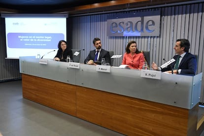 De izquierda a derecha: María LLosent de Nárdiz (Uquifa), Pedro del Rosal (Wolters Kluwer), Pilar Menor (DLA Piper) y Xavier Pujol (Prisa).
 
 