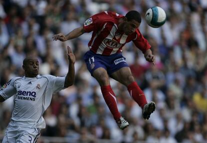 Real Madrid 1 - Atltico de Madrid 1. Maxi cabecea el baln ante Roberto Carlos.