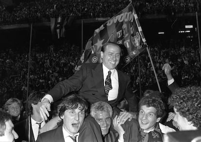 Silvio Berlusconi, a hombros de los jugadores del AC Milan, después de haber ganado el campeonato nacional de 1988. 