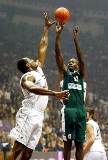 El jugador del Kinder Bolonia, Rashard Griffith (izquierda) y el del Panathinaikos, Darryl Middleton, durante la final de la Euroliga en Bolonia.