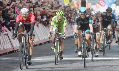 Kittel, a la izquierda, se impone al esprint.