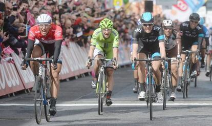 Kittel, a la izquierda, se impone al esprint. 