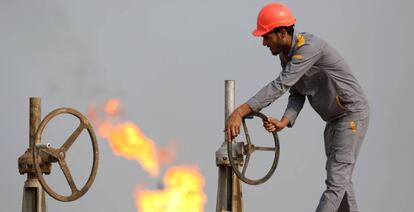 Un trabajador en una refinería de Nasiriyah (Irak).