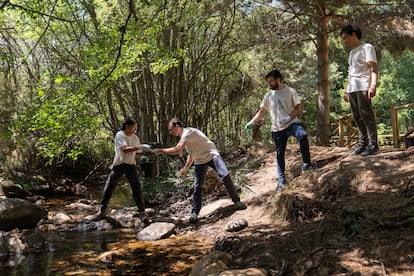 Jóvenes del voluntariado Planet4all realizan labores de rescate ambiental en la sierra de Guadarrama.