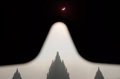 Eclipse solar total sobre el templo hindú de Prambanan en Sleman, en Java Central.