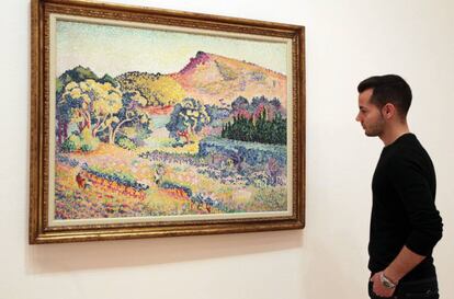 Un hombre observa un cuadro de la exposici&oacute;n &#039;Par&iacute;s, fin de siglo: Signac, Redon, Toulouse-Lautrec y sus contempor&aacute;neos&#039; en el Museo Guggenheim de Bilbao.