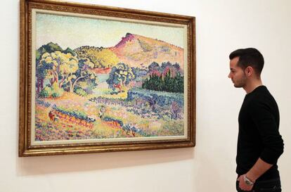 Un hombre observa un cuadro de la exposición 'París, fin de siglo: Signac, Redon, Toulouse-Lautrec y sus contemporáneos' en el Museo Guggenheim de Bilbao.