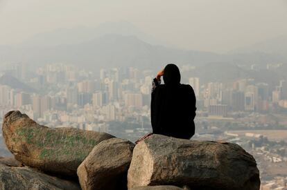 Una mujer musulmana en la cima del monte Jabal al-Nour, en la ciudad sagrada de La Meca (Arabia Saudí).