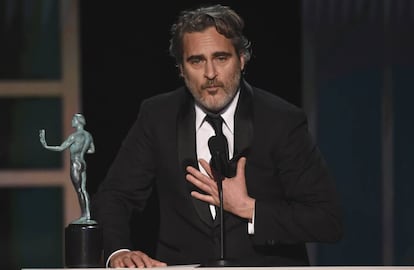 Joaquin Phoenix durante su discurso al recibir la estatuita de los SAG Awards.