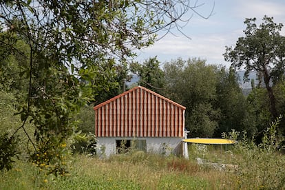 La cabaña cuenta con una zona exterior protegida por una pérgola textil.
