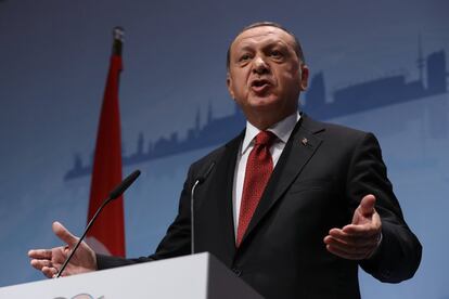 El presidente turco Recep Tayyip Erdogan se dirige a la prensa con sus conclusiones sobre la cumbre. 