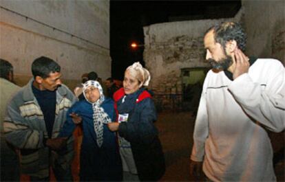 Familiares de una de las víctimas de los atentados de Casablanca, ayer en una calle del centro de la ciudad.