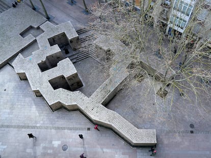 La plaza de los Fueros de Vitoria, un proyecto de Eduardo Chillida y Luis Peña Ganchegui.