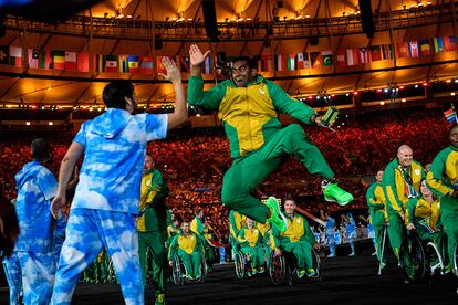 Integrante da delegação da África do Sul durante a abertura dos Jogos Paralímpicos Rio 2016.