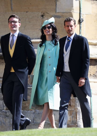 Giada Lubomirski (centro) e Alexi Lubomirski (d) chegam à capela de São Jorge.