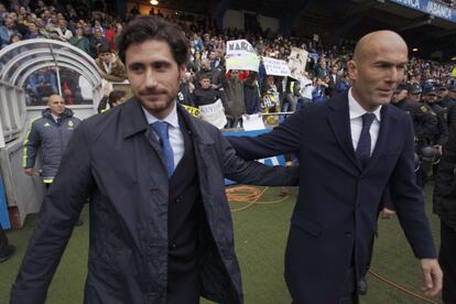  El entrenador del Real Madrid, el francés Zinedine Zidane (d), y el del Deportivo, Víctor Sánchez del Amo (i), antes del partido.