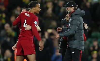 Klopp felicita a Van Dijk y Salah tras la última victoria del Liverpool.