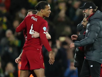 Klopp felicita a Van Dijk y Salah tras la última victoria del Liverpool.