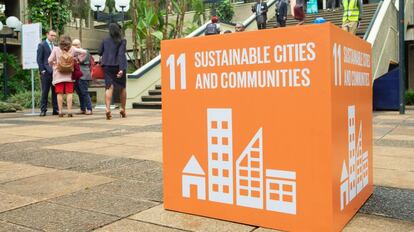 Escalinata de entrada a la sede de ONU Habitat en Nairobi durante la Primera Asamblea General del Programa de las Naciones Unidas para los Asentamientos Humanos. 