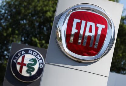 Logos de Fiat and Alfa Romeo en un concesionario.