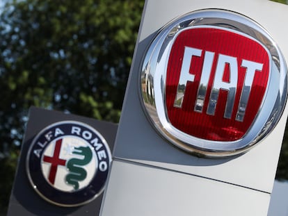 Logos de Fiat and Alfa Romeo en un concesionario.