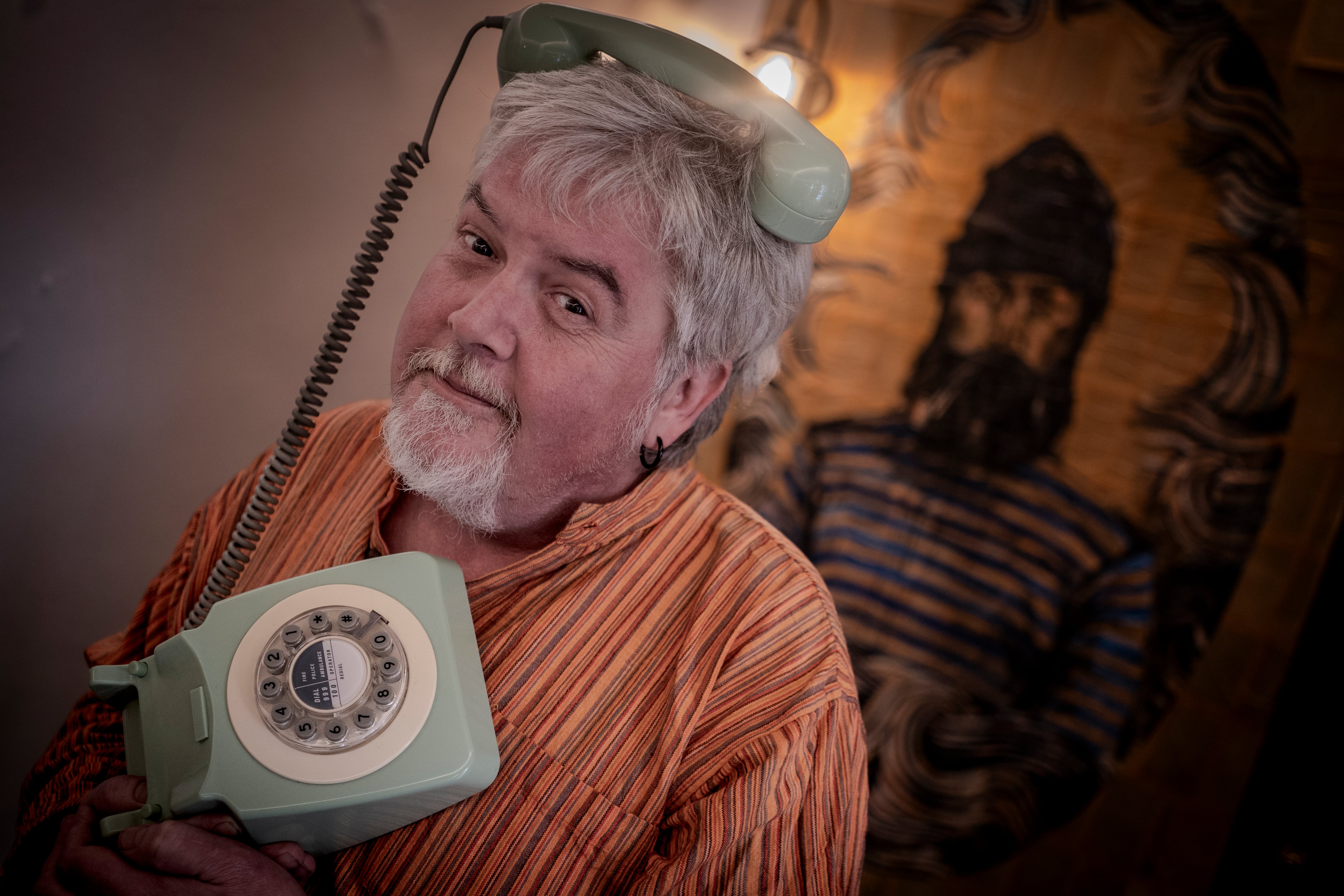 Coronas, sacando pecho de su alergia al móvil, en un restaurante de Madrid.