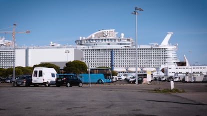 La zona principal de aparcamiento en los astilleros de Saint-Nazaire. Al fondo, uno de los cruceros en fase de construcción.