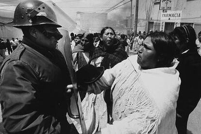 En mayo, miles de indígenas, campesinos
y mineros bolivianos exigieron al Gobierno que nacionalizase los hidrocarburos. Hubo violentos enfrentamientos con la policía.