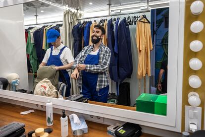 Los cantantes Gonzalo Manglano y Marcelo Solís se visten en el camión camerino.