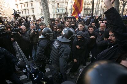 El teléfono de emergencias 112 ha atendido hasta las 12 de la mañana 458 llamadas relacionadas con 267 incidentes vinculados a la huelga. En la imagen, enfrentamiento entre manifestantes y agentes de los Mossos d'Esquadra en la Gran Via de Barcelona, esta mañana.