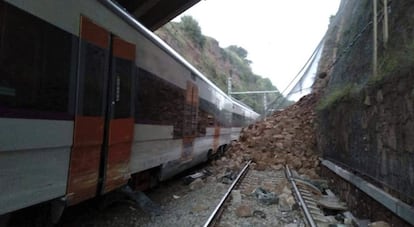 La vía ha sido afectada por un desprendimiento que ha invadido la infraestructura. Al menos una persona ha muerto y otras 49 han resultado heridas, cinco de ellas menos graves y 44 leves.