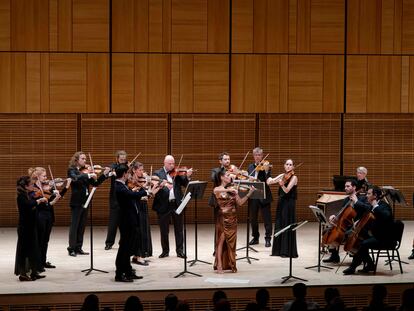 La violinista Leticia Moreno y miembros de la orquesta del Teatro Real, este miércoles en el Carnegie Hall de Nueva York.