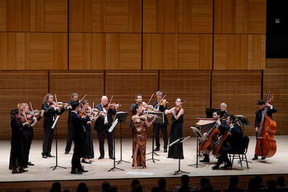 La violinista Leticia Moreno y miembros de la orquesta del Teatro Real, este miércoles en el Carnegie Hall de Nueva York.