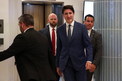 El primer ministro de Canadá, Justin Trudeau, sale de un hotel en West Palm Beach de camino a reunirse con Donald Trump, en su mansión de Mar-a-Lago en Palm Beach (Florida).