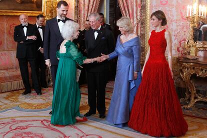 El Príncipe Carlos y Camila Parker Bowles visitaron España con la correspondiente bienvenida de los príncipes de Asturias y la duquesa de Alba. 