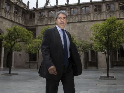 Francesc Homs cruza el Pati dels Tarongers, en el Palau de la Generalitat. 