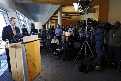 Thomas Horton, presidente y consejero delegado de American Airlines, anuncia la suspensin de pagos en el aeropuerto de Dallas.