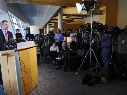 Thomas Horton, presidente y consejero delegado de American Airlines, anuncia la suspensión de pagos en el aeropuerto de Dallas.