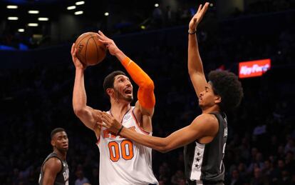 Enes Kanter ante Jarrett Allen.