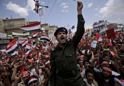Un soldado del Ejército grita consignas en contra del presindete yemení Ali Abdalá Saleh.