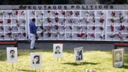 A monument to victims of political repression during the Pinochet regime.