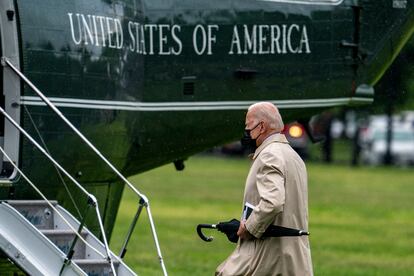 El presidente de EE UU, Joe Biden, se prepara para subir al helicóptero 'Marine One' en el jardín de la Casa Blanca.